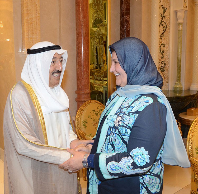 الامير مصافحا د فايزة الخرافي