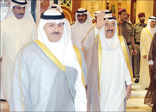 صاحب السمو الامير الشيخ صباح الاحمد يحيي الحضور لدى وصوله الى مكان الحفل