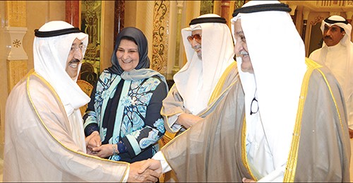 صاحب السمو الامير مصافحا عددا من الحضور