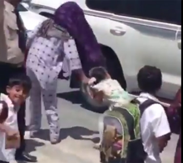  بالفيديو.. خادمة في قطر تجر طفلة صغيرة من شعرها من امام مدرستها 