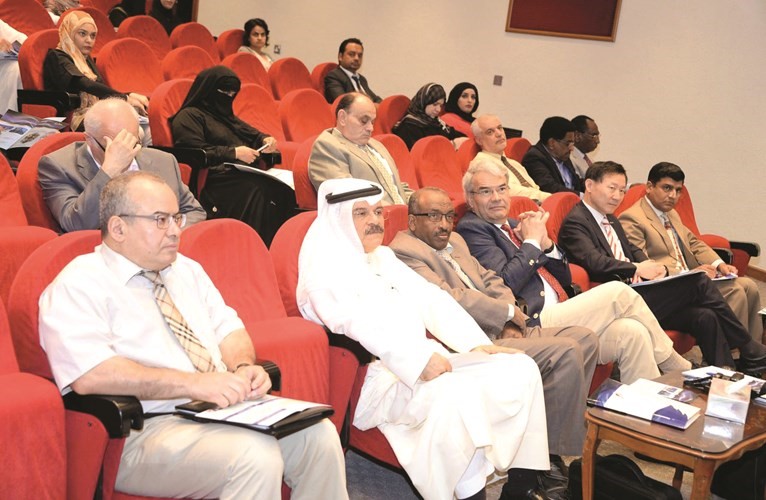 د نادر العوضي في مقدمة الحضور 