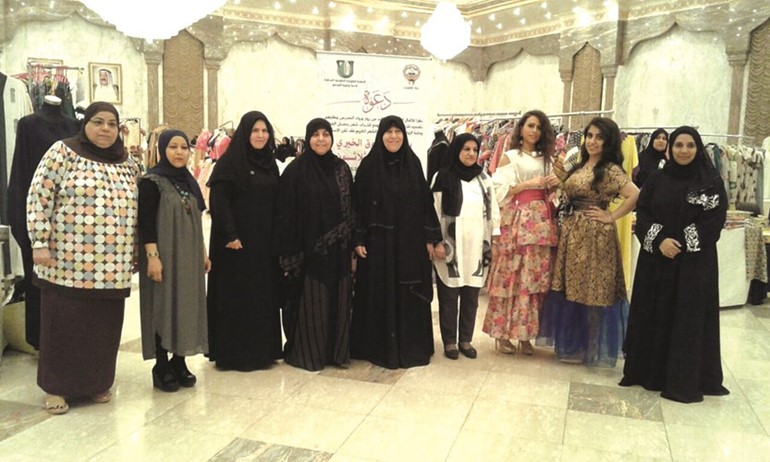 طيبة ال هيد مع المشاركين في المعرض ﻿