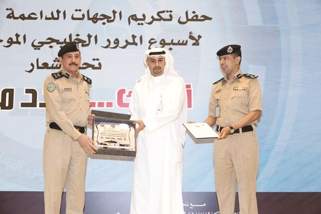 المهنا يقدم درعا تكريمية للمطيري بحضور الحشاش﻿