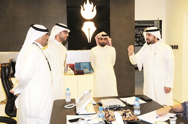 المذيع احمد الرفاعي حرص على الحضور الى ديوانية الانباء للمشاركة في لقاء عمار تقي﻿
