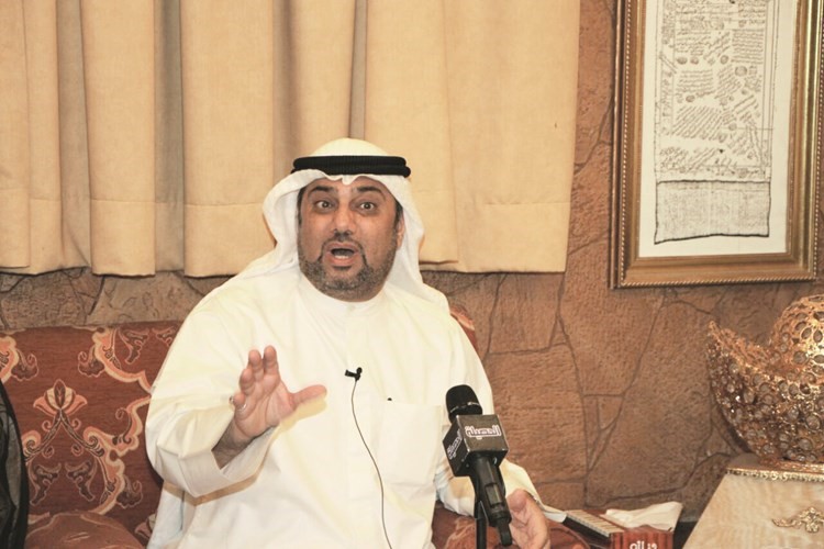 ديوسف الزلزلة متحدثا خلال لقائه مع رواد ديوانه﻿