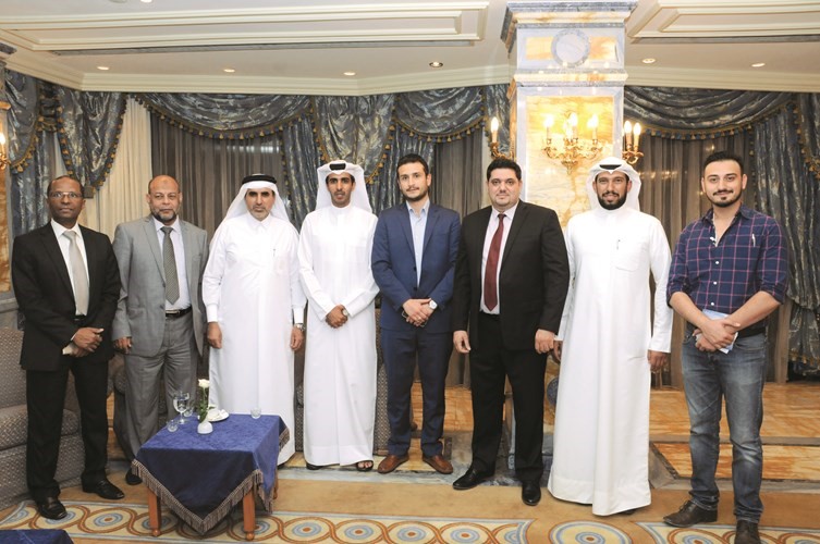 رئيس قطاع التسويق والترويج في هيئة سياحة قطر راشد القريصي متوسطا الزملاء احمد فياض وهيثم شاتيلا ويوسف لازم وعبدالرحمن خالد وبعض الحضور انور الكندري