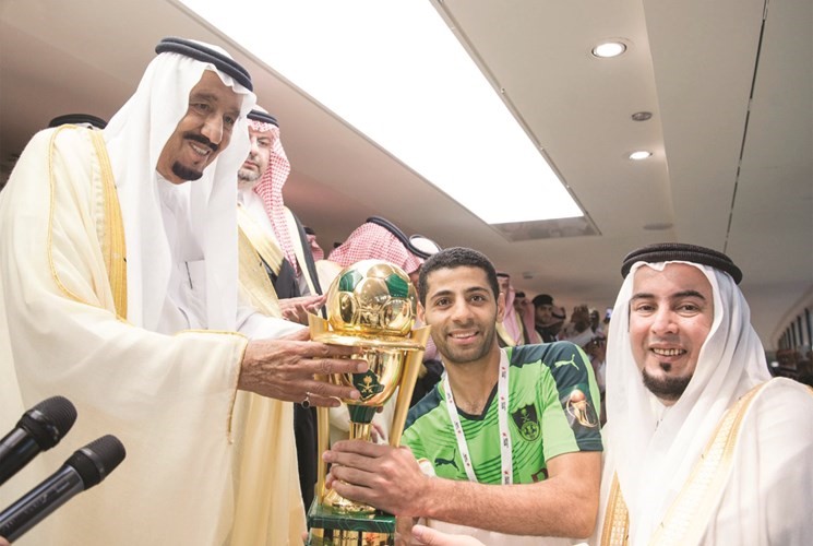 الملك سلمان بن عبد العزيز يسلم الكاس الى تيسير الجاسم 