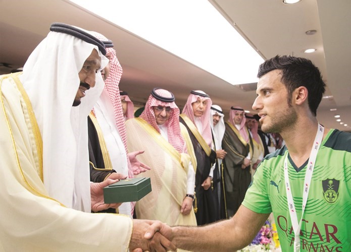 ويصافح السومة مقدما له ميداليته 