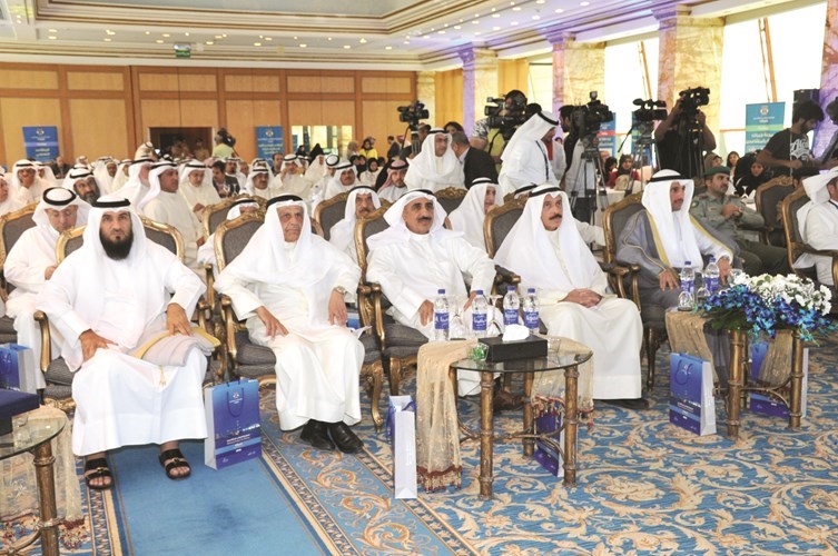 محمد الرومي وعلام الكندري وعدد من الحضور يتابعون فعاليات المؤتمر