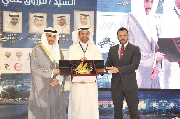 مرزوق الغانم وصلاح العبدالجادر يكرمان احد ممثلي الجهات الراعية