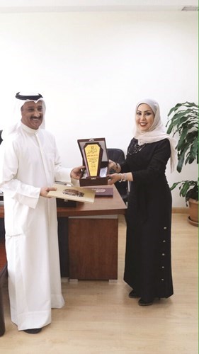 معزيزة الملا تكرم احد المتقاعدين ﻿