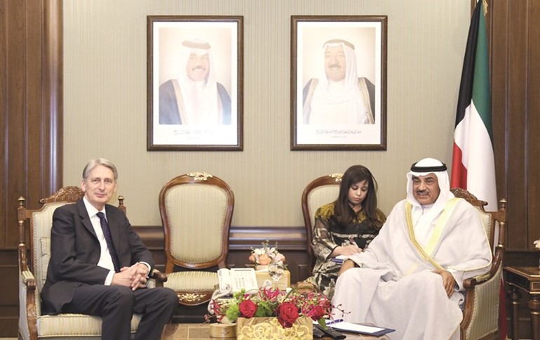 الشيخ صباح الخالد مستقبلا وزير الخارجية البريطاني فيليب هاموند ﻿