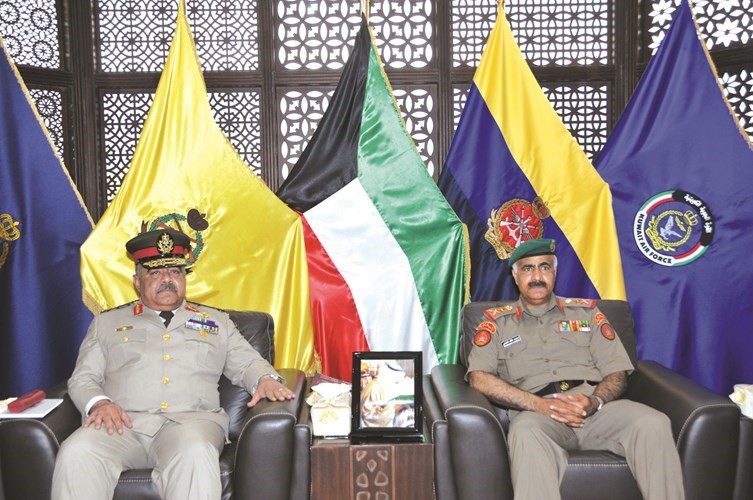 الفريق الركن محمد الخضر مستقبلا اللواء اركان حرب احمد وصفي ﻿