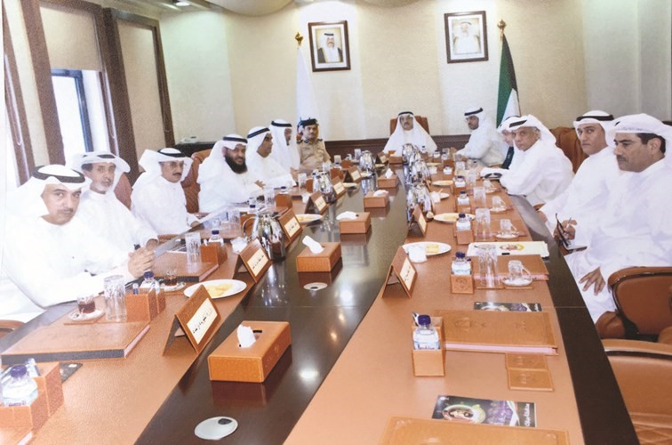  الفريق اول م احمد الرجيب لدى اجتماعه بممثلي الوزارات والمختارين