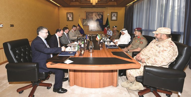 الشيخ خالد الجراح خلال اجتماعه مع فليب دون والوفد المرافق له ﻿