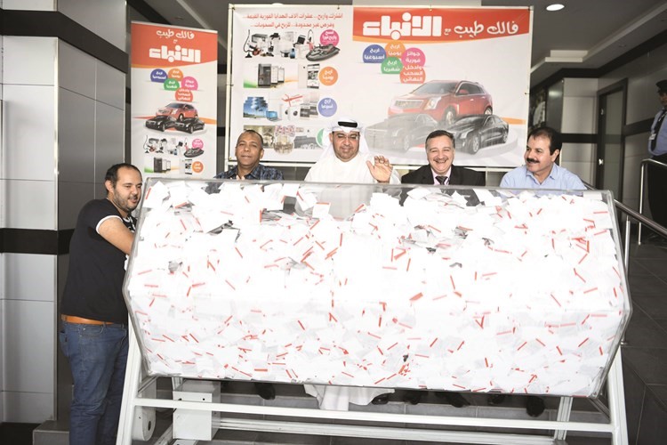 ممثل التجارة عبدالعزيز اشكناني امام صندوق السحب	قاسم باشا﻿