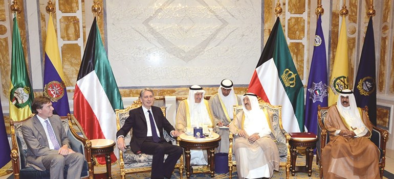 صاحب السمو الامير الشيخ صباح الاحمد مستقبلا وزير خارجية بريطانيا فيليب هاموند بحضور سمو ولي العهد الشيخ نواف الاحمد﻿