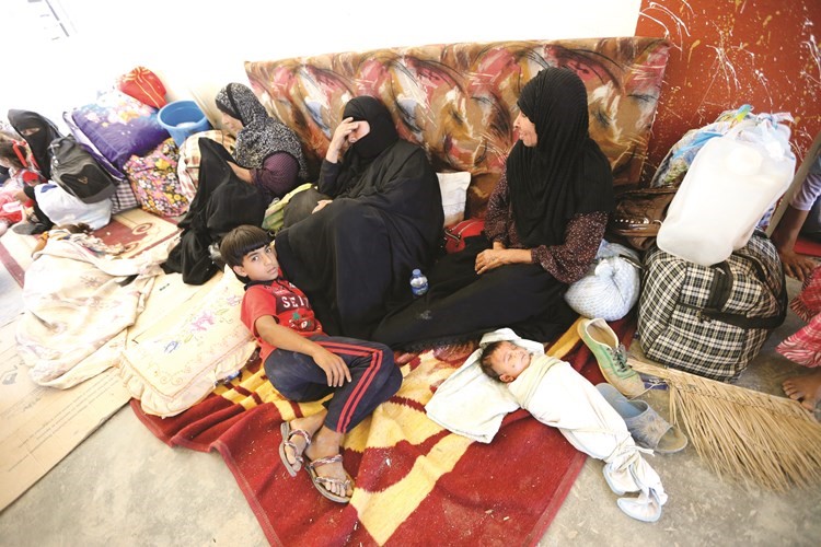 عراقيون من كبار السن والاطفال نازحون هربا من المعارك في الفلوجة امس	رويترز﻿