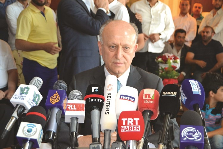 اللواء اشرف ريفي متحدثا في مؤتمر صحافي بعد فوز اللائحة التي يدعمها فيبلدية طرابلس محمود الطويل 