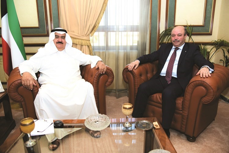 الفريق ثابت المهنا مستقبلا السفير الجزائري ﻿