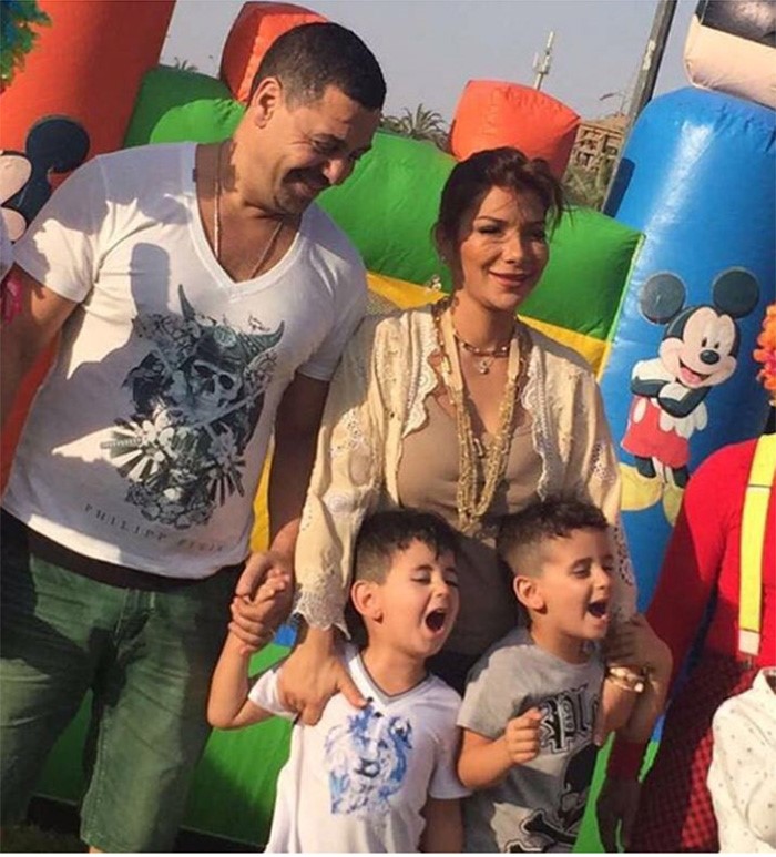 بالصور .. أصالة وابنتها مع ثعبان ضخم وتمساح وأسد تثير رعب متابعيها !