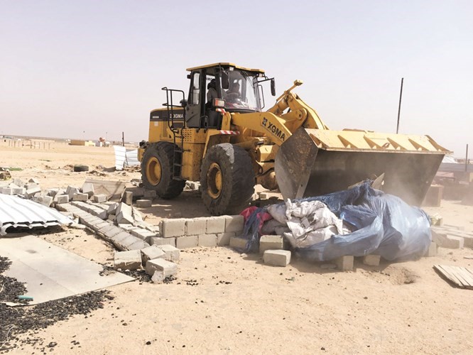 جرافات البلدية خلال ازالة المخالفات