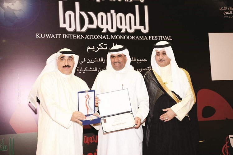 د بدر الدويش ويوسف مصطفى يكرمان رئيس المركز الاعلامي للمهرجان الزميل مفرح الشمري﻿
