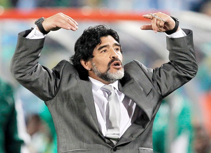 النجم الاسطوري مارادونا هل يدرب سموحة