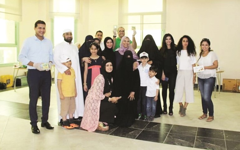 دسعاد الفريح مع المشاركين في حفل القريش