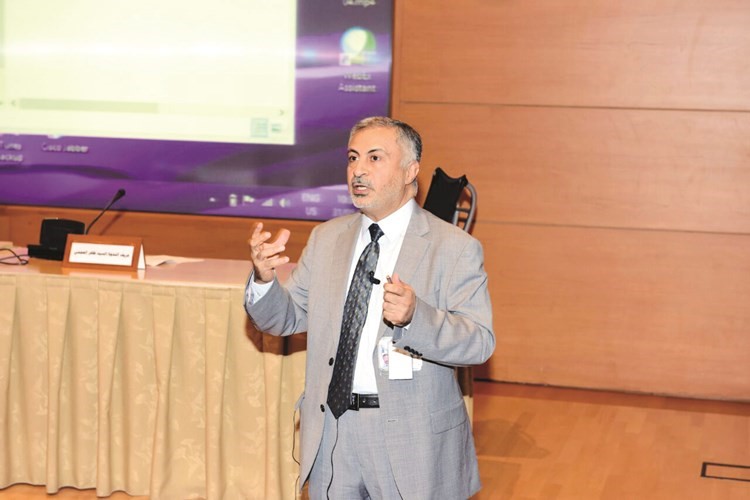 عبدالحكيم السماعيل متحدثا خلال الندوة