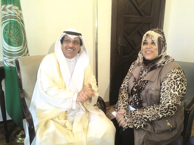 مبارك الخرينج متحدثا للزميلة هناء السيد