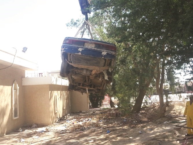 احدى المركبات المهملة يتم رفعها من قبل امن الاحمدي