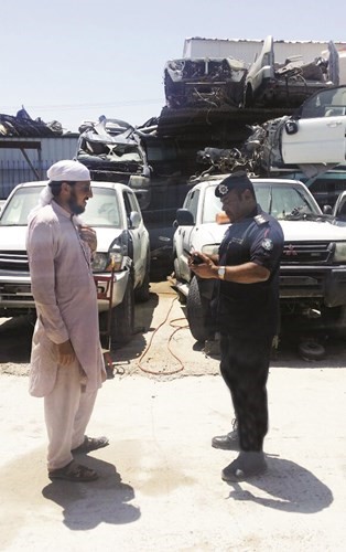 قائد منطقة الصليبية العقيد عادل الرشود يدقق على اثبات احد الوافدين ﻿