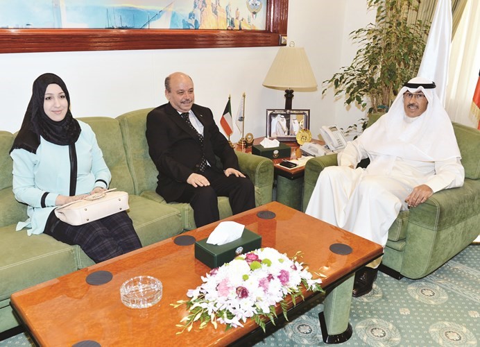 الشيخ فواز الخالد مستقبلا السفير عبدالحميد عبداوي