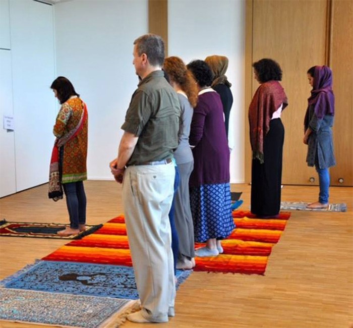 بالصور.. إمرأة تلقي خطبة الجمعة وأخرى تؤم مصلين ويفصلن بينهم بمقطوعة موسيقية !