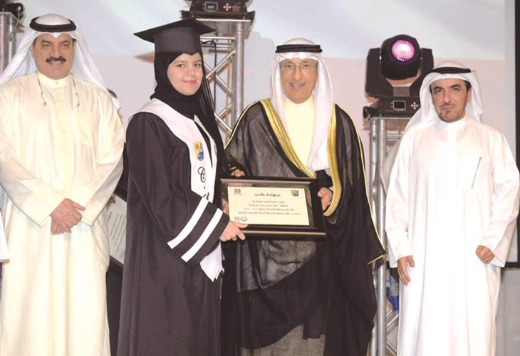 عبدالله المعيوف والسفير عبدالعزيز الشارخ ود حسن جوهر يكرمون احدى الخريجات﻿