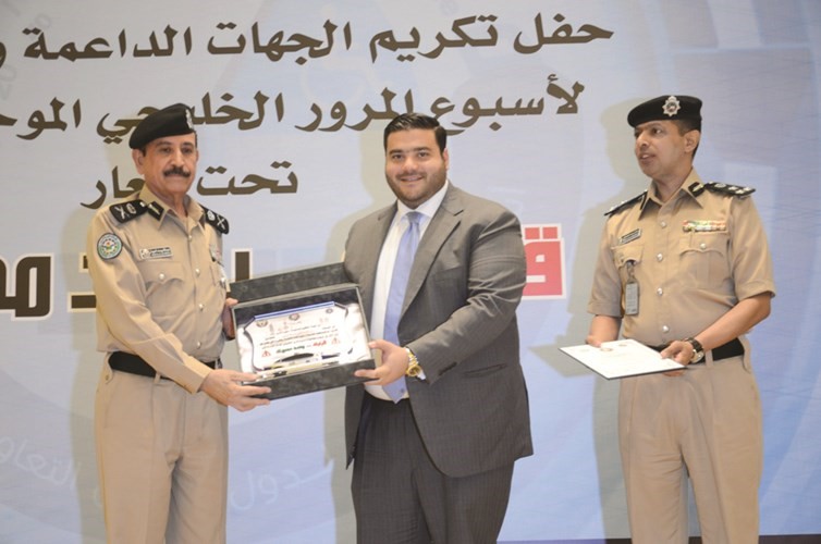 اللواء عبدالله المهنا يسلم نواف ناجيا تكريم الداخلية بحضور العميد عادل الحشاش﻿