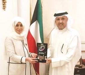 القنصل العام في هونغ كونغ ومكاو خالد المطيري والرئيس التنفيذي لشركة زين الكويت ايمان الروضان﻿