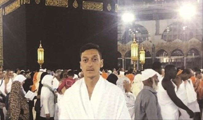 نجم المانشافت اثناء تاديته للعمرة