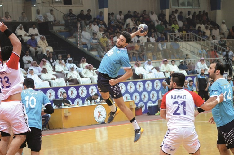 المحترف المصري عبدالرحمن سند يصوب على مرمى الكويت في الدوري 