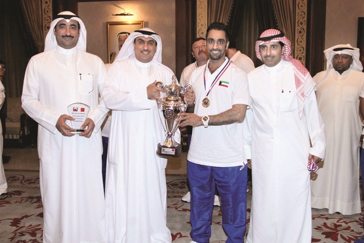 فهيد العجمي وبشار النصار وبشار الكندري وخالد المطيري مع الكاس