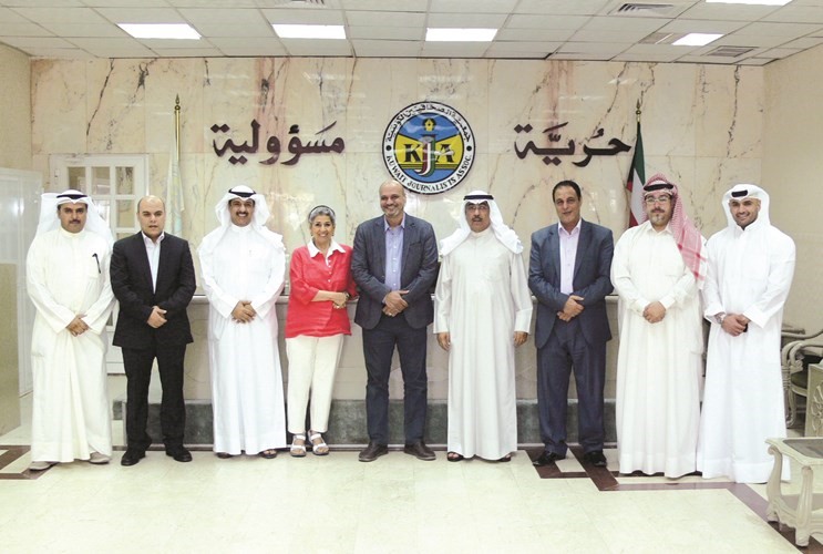 نائب رئيس اتحاد الصحافيين العرب الزميل عدنان الراشد مستقبلا خالد الميري وابراهيم ابو كيلة وعبدالغني صلاح بحضور الزملاء فاطمة حسين وجاسم كمال ودهيران ابا الخيل واحمد المحميد وطلال المشيطي﻿