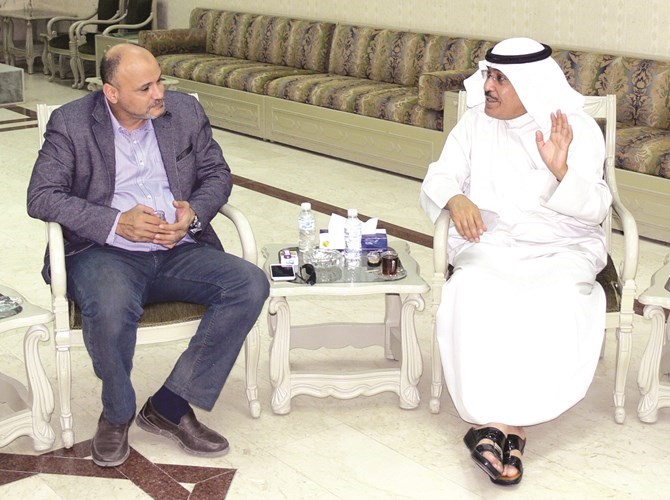نائب رئيس اتحاد الصحافيين العرب الزميل عدنان الراشد خلال اللقاء مع امين عام الاتحاد خالد الميري﻿