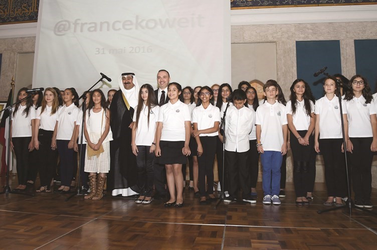 السفير الخبيزي والسفير نخلة يتوسطان مجموعة من طلاب المدرسة الفرنسية بعد القائهم النشيد الوطني الفرنسي ﻿