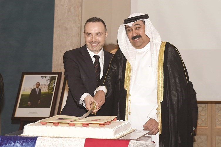 السفير وليد الخبيزي يشارك السفير الفرنسي كريستيان نخلة قطع كيكة الاحتفال ﻿