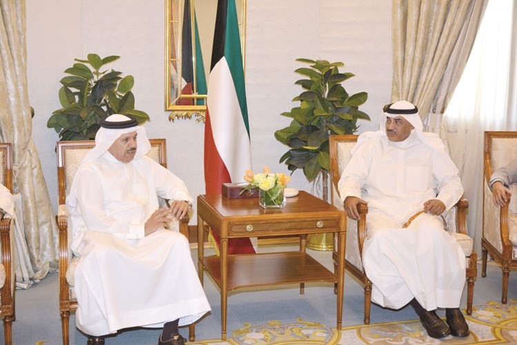 الشيخ صباح الخالد خلال لقائه د عبداللطيف الزياني 