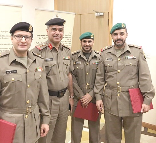 العقيد الركن ناصر السمحان مع ضباط الجيش المشاركين في الدورة﻿