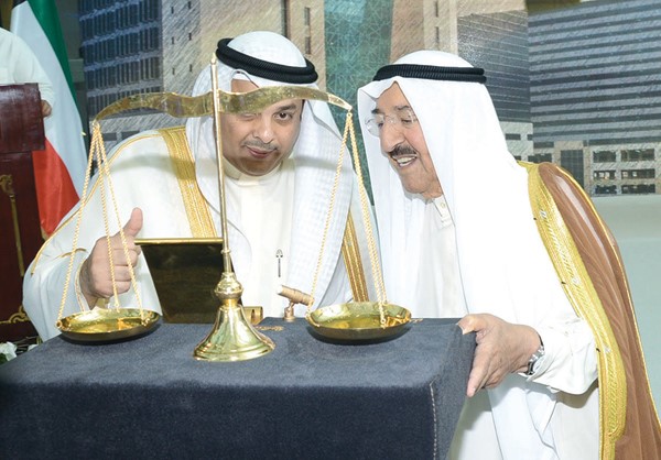 صاحب السمو الامير الشيخ صباح الاحمد ويعقوب الصانع خلال افتتاح مجمعي محاكم الفروانية والجهراء