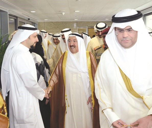 صاحب السمو الامير مصافحا عددا من الحضور 