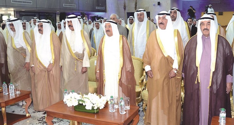 صاحب السمو الامير الشيخ صباح الاحمد وسمو ولي العهد الشيخ نواف الاحمد والشيخ جابرالعبدالله والشيخ فيصل السعود وسمو الشيخ ناصرالمحمد وسمو رئيس الوزراء الشيخ جابرالمبارك 